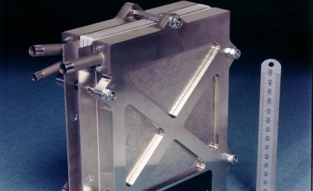 First metallic fuel cell stack